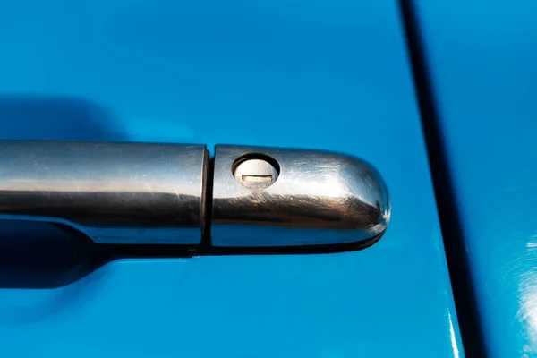 Zbliżenie Chromowanej Klamki Niebieskiego Samochodu — Zdjęcie stockowe