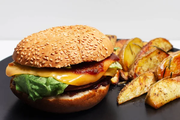 Vegan Food Close Homemade Cheeseburger Baked Potatoes Black Plate — Stock Photo, Image