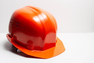 Beyaz zemin üzerinde inşaat işçileri için turuncu başlık yakın plan.