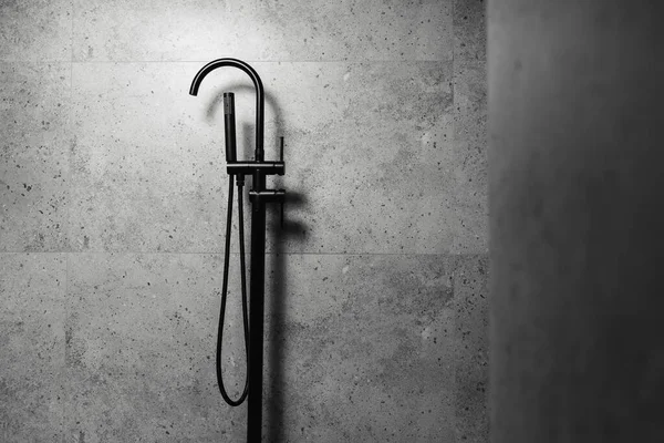 黑色独立浴室水龙头 背景为深灰色浴室墙壁 — 图库照片
