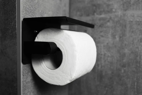 Detalle Baño Pared Negro Montado Soporte Papel Higiénico Blanco Negro — Foto de Stock