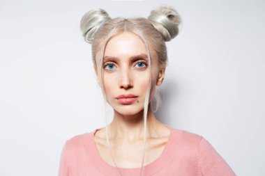 Stüdyo yakın plan portresi, beyaz mavi gözlü güzel sarışın kız..