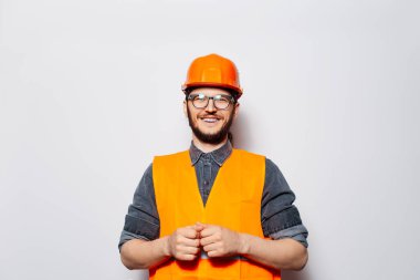 Genç mutluluğun stüdyo portresi Beyaz üzerine kendinden emin inşaat işçisi.