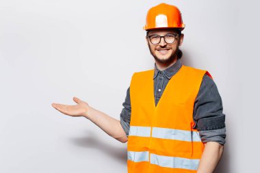 Kendine güveni tam genç inşaat işçisi fotokopi alanında kendini gösteriyor..