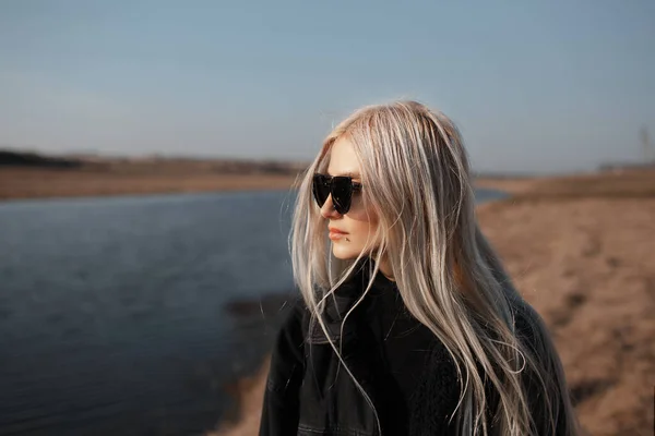 Εξωτερική Πορτρέτο Του Όμορφου Κοριτσιού Ξανθά Μαλλιά Κοντά Στο Ποτάμι — Φωτογραφία Αρχείου