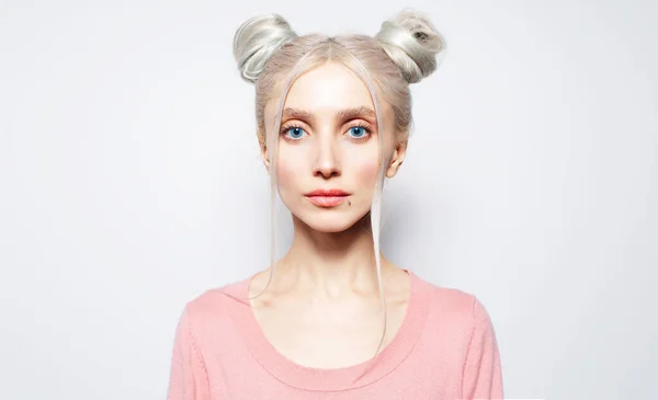 Studio Portret Van Mooi Meisje Met Blond Haar Broodjes Witte — Stockfoto