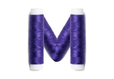 İplik makarasından M harfi, beyaz arka planda izole edilmiş. Alfabe konsepti.