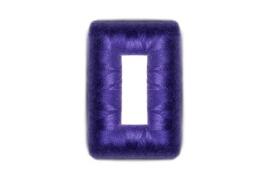 İplik makarasından O harfi, beyaz arka planda izole edilmiş. Alfabe konsepti.