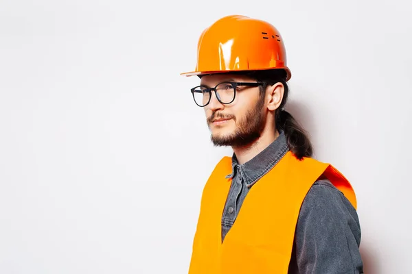 オレンジ色のベストの建設技術者の側の肖像画 白い上に硬い帽子をかぶって — ストック写真