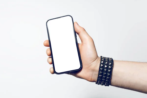Närbild Manliga Handen Bär Armband Hålla Smartphone Med Tom Skärm — Stockfoto