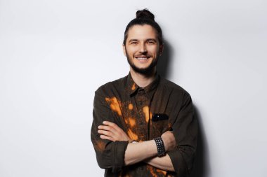 Stüdyo portresi, kollarını kavuşturup saçlarını tarayan mutlu bir adam, beyaz üzerinde..