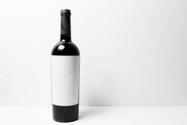 Beyaz arka planda, basit bir şişe şaraba yakın plan..