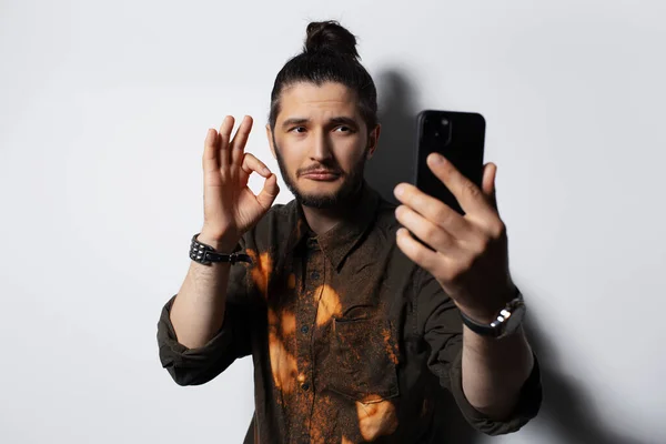 Πορτρέτο Του Νεαρού Άνδρα Smartphone Στο Χέρι Δείχνει Χειρονομία Λευκό — Φωτογραφία Αρχείου
