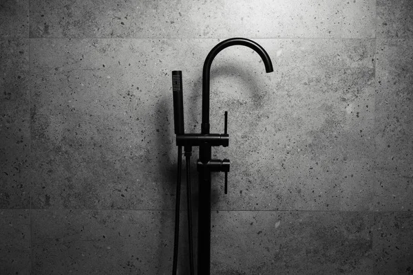 Close Black Floor Standing Bath Tap Background Grey Bathroom Wall — Stock Photo, Image