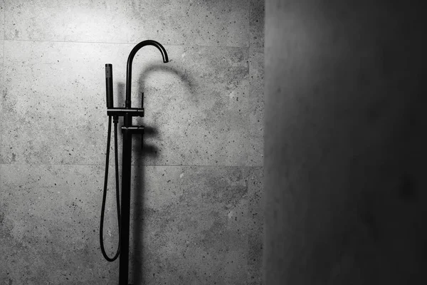 Foto Oscura Grifo Baño Negro Pie Sobre Fondo Pared Gris — Foto de Stock