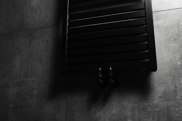 Siyah Mat Isıtmalı Havlu Tırabzanı Yakın Plan Koyu Gri Duvarlı — Stok fotoğraf