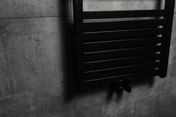 Siyah Isıtmalı Havlu Korkuluklarının Yakın Çekimi Koyu Gri Duvarlı Banyoda — Stok fotoğraf