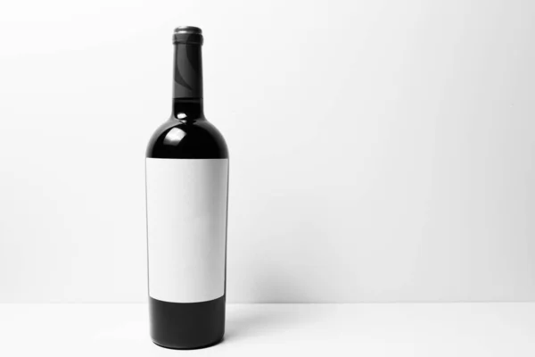 Primo Piano Semplice Bottiglia Vino Con Mockup Sfondo Bianco — Foto Stock