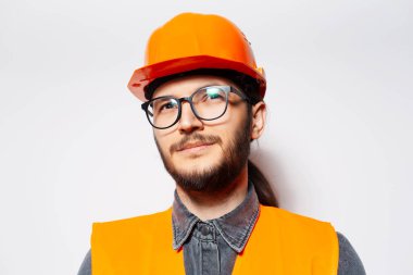 Beyaz arka planda turuncu ekipman mühendisi portresi..