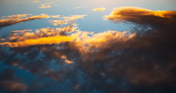 Warna Warni Awan Atas Langit Biru Saat Matahari Terbenam Bentang — Stok Foto