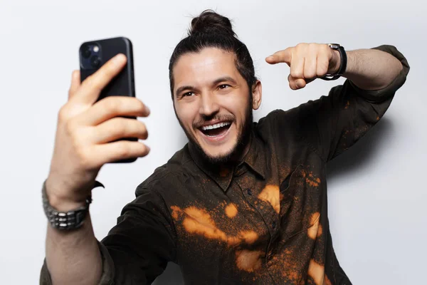 Jovem Hipster Feliz Quer Tocar Tela Smartphone Com Dedo Branco — Fotografia de Stock
