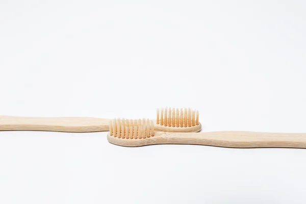 Крупним Планом Дві Бамбукові Екологічні Зубні Щітки Ізольовані Білому Тлі — стокове фото