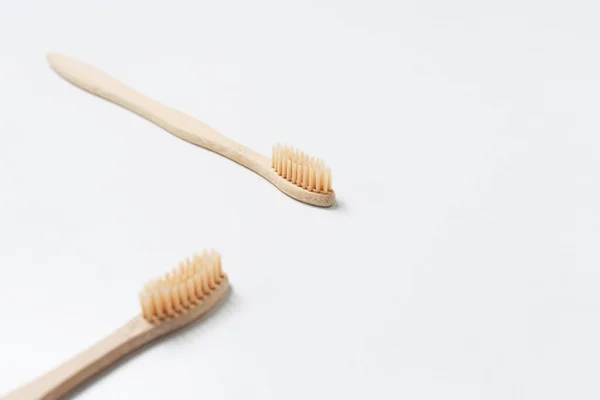 Primer Plano Dos Cepillos Dientes Bambú Sobre Fondo Blanco —  Fotos de Stock