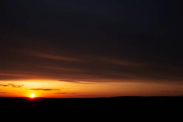 Φυσικό Τοπίο Πολύχρωμο Ηλιοβασίλεμα Σκούρα Σύννεφα — Φωτογραφία Αρχείου