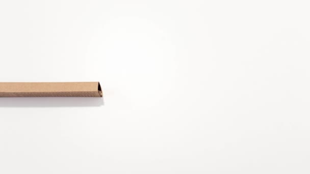 Hareket Konseptini Durdur Beyaz Arkaplanda Karton Kutuda Bambu Diş Fırçası — Stok video