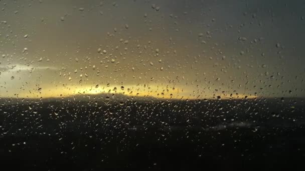 Gros Plan Des Gouttes Pluie Sur Fenêtre Contre Coucher Soleil — Video