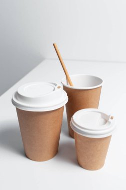 Beyaz masadaki üç fincan kahvenin yakın plan çekimi..