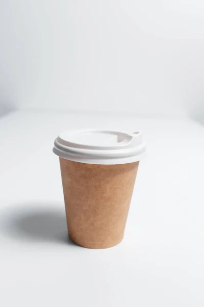 Primer Plano Taza Papel Para Llevar Café Mesa Blanca — Foto de Stock