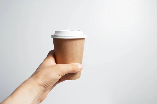 Close Van Mannelijke Hand Houden Van Papier Kopje Koffie Afhaalmaaltijden — Stockfoto