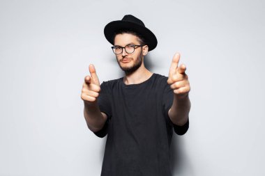 Seni işaret eden genç adamın stüdyo portresi. Beyaz arkaplan.