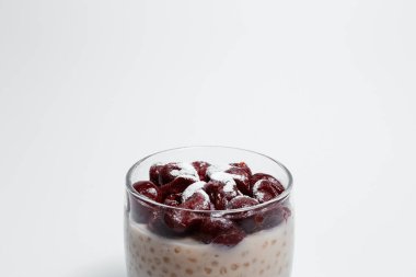 Beyaz arka planda neşeli ev yapımı vejetaryen pudinginin yakın çekimi.