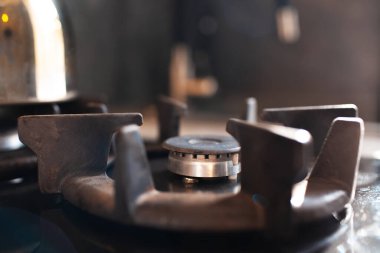 Gaz ocağına yakın çekim ve dökme demir ızgara. Ateş yok..