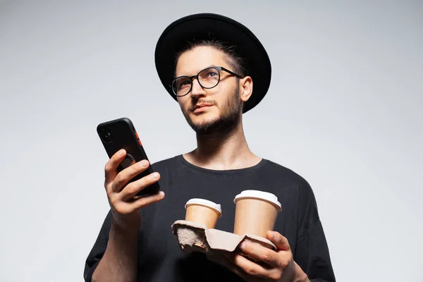 Retrato Hombre Guapo Usando Teléfono Inteligente Con Café Llevar Mano — Foto de Stock