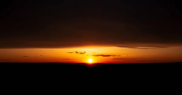 Paisagem Artística Pôr Sol Colorido Dramático Com Nuvens Escuras — Fotografia de Stock