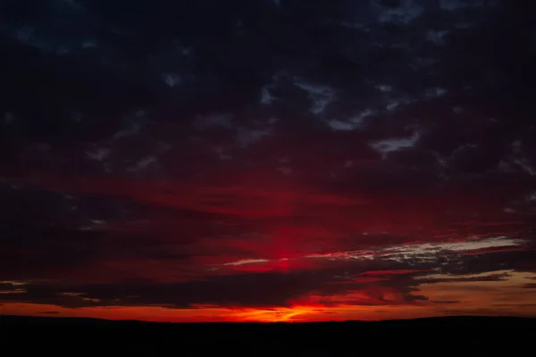 Paisagem Dramática Belo Pôr Sol Com Nuvens Escuras — Fotografia de Stock