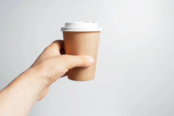 Man Hand Houden Papier Kopje Koffie Afhaalmaaltijden Witte Achtergrond — Stockfoto