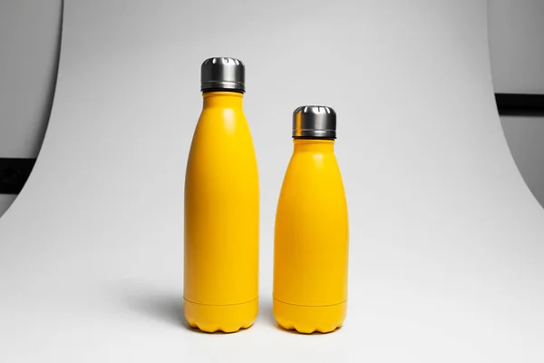 Крупним Планом Дві Жовті Багаторазові Пляшки Води Білому Фоні Студії — стокове фото
