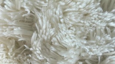 Pastel beyaz pofuduk battaniyenin üst görüntüsü. Doğal soyut arkaplan.