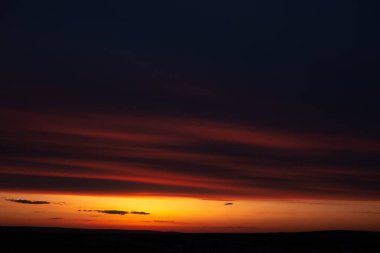 Güneşsiz, kara bulutlu, renkli günbatımının güzel manzarası.