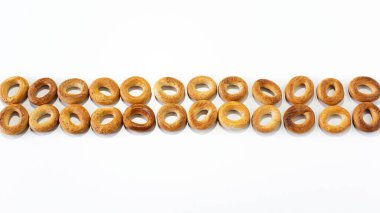 Beyaz arka planda izole edilmiş birçok küçük simit.