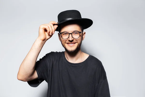 Felicidad Joven Con Sombrero Negro Camisa Anteojos Sobre Fondo Gris — Foto de Stock