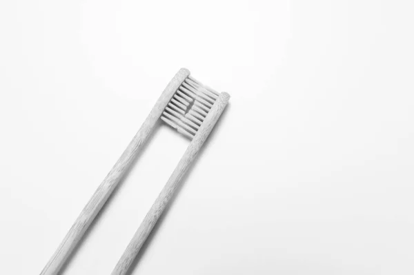 Beyaz Arka Planda Iki Bambu Diş Fırçasının Yakın Çekimi Siyah — Stok fotoğraf