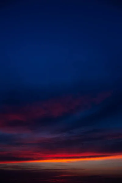 Schöne Landschaft Mit Farbenfrohen Sonnenuntergang Mit Dunkelblauen Wolken — Stockfoto