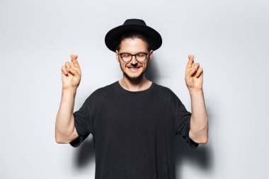 Mutlu adamın portresi gri arka planda gözleri kapalı bir şekilde kesişiyor..