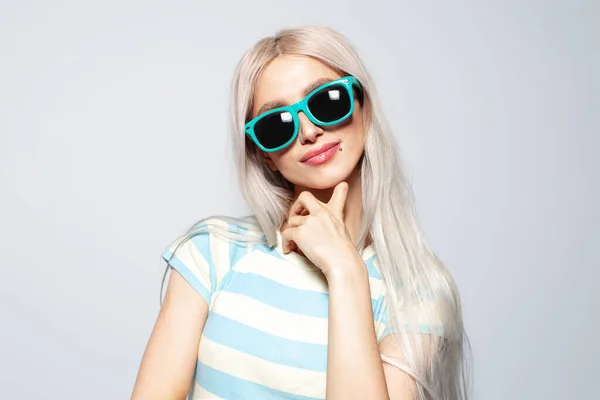 Studioporträt Eines Hübschen Blonden Mädchens Mit Zyan Sonnenbrille Auf Weißem — Stockfoto