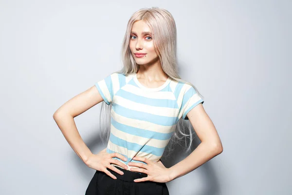 Porträt Der Schönen Fröhlichen Blonden Mädchen Gestreiftem Hemd Auf Weißem — Stockfoto